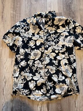 Old Navy Black Short-Sleeve Button-Down Shirt with Cream Floral Print
